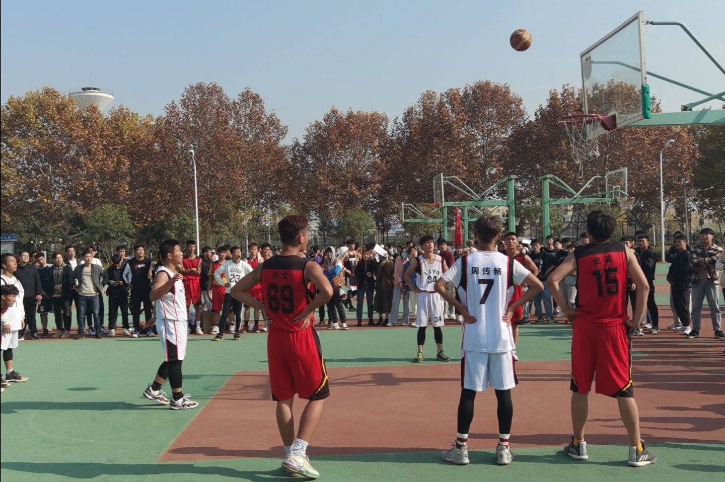 11月9日中午,宿州学院第十六届学海杯篮球赛于三食堂对面塑胶篮球场